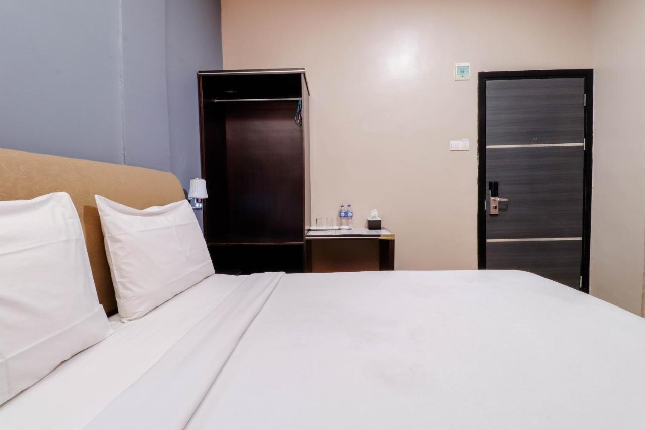 Blitz Hotel Batam Tanjung Uncang Sekupang Bagian luar foto