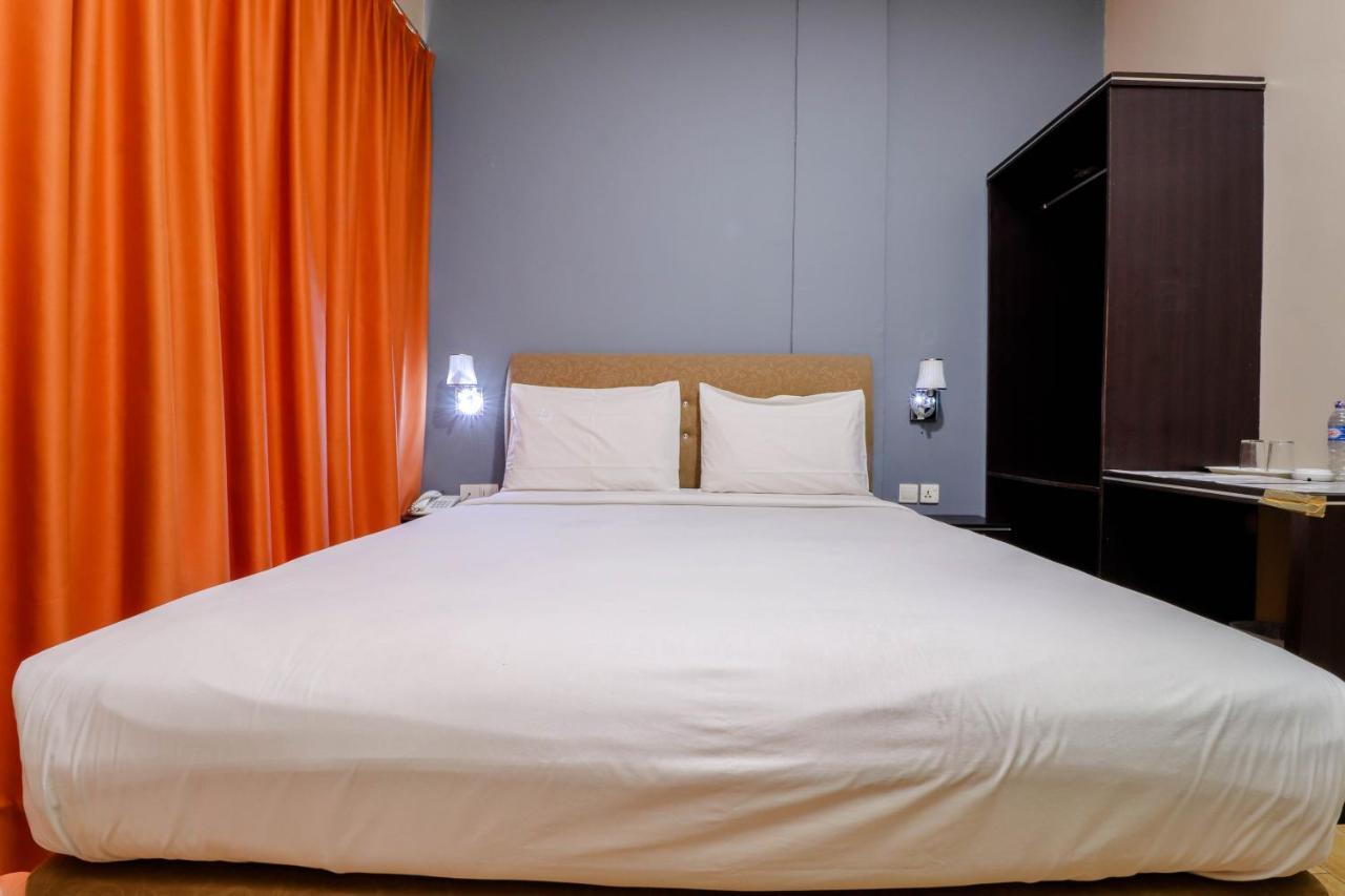 Blitz Hotel Batam Tanjung Uncang Sekupang Bagian luar foto
